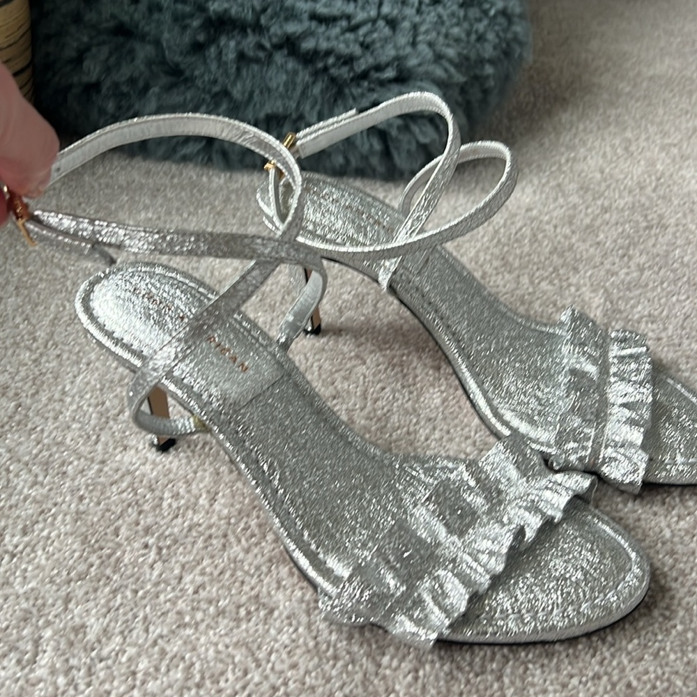 GOOD AMERICAN Size 10 Ankle Strap Heels ruffle strap metallic silver - Picture 2 of 14